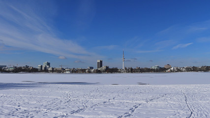 Hamburger Alster im Winter zugefroren mit Schnee und Eis © DREAM DOCK B. Hennig
