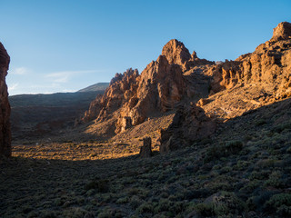 A spot in Tenerife with many rocks and a beautiful mountain landscape in the background