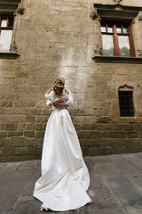 Obraz premium Bride and groom posing on city streets