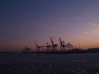 Fototapeta na wymiar Hafen am Abend Dämmerung Eisschollen im Wasser