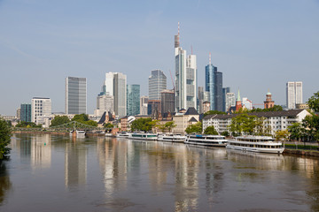 Fototapeta na wymiar Hochhäuser an Flußufer vor blauem Himmel
