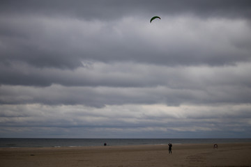 Parafoil Kite Drachen am Strand bei Sturm