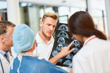Radiologen analysieren Befund auf MRT Schnittbild