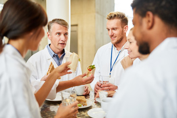 Gruppe Ärzte in der Cafeteria beim Smalltalk