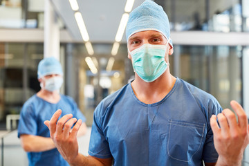 Chirurg mit Kompetenz in blauer OP-Kleidung - obrazy, fototapety, plakaty