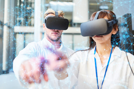 Arzt und Ärztin bei Virtual Reality Training