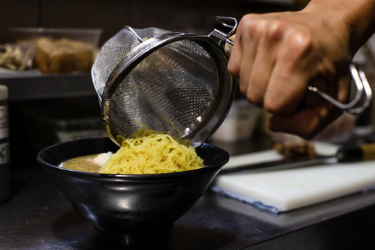 preparing and cooking japanese ramen