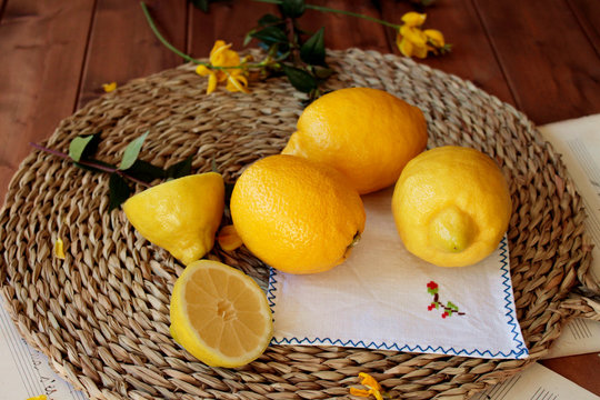 Limones sobre estera de fibras naturales