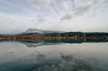 Peña montañesa vista desde el rio cinca
