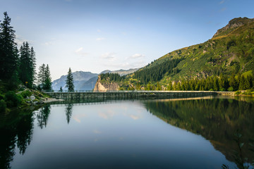 Fototapeta premium Der idyllische Stausee in Mettmenalp, Garichtisee, Freiburg Kärpf, Glarus