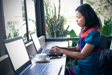 One-on-one meeting.Girl shows colleague information on laptop screen