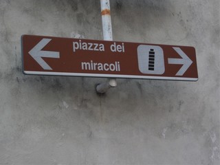 cartello con indicazione per Piazza dei Miracoli