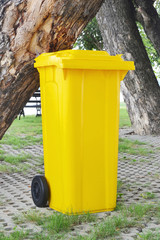Fototapeta na wymiar close up of recycle bin in the park