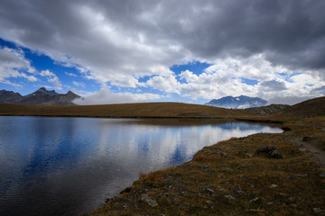 Obraz premium lago Rosset in alta valle dell'Orco, nal Parco nazionale del Gran Paradiso. Sullo sfondo il Gran Paradiso.