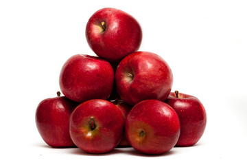 Fototapeta na wymiar Grupo de manzanas roja en fondo blanco
