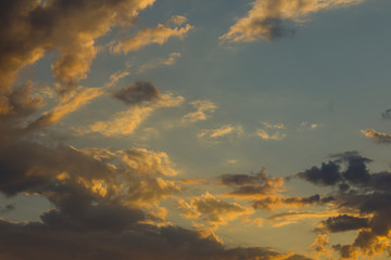 cielo nublado con nubes amarillas