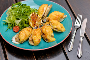 baked mussels with cheese