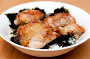 こんがり焼いた鶏肉のせ飯