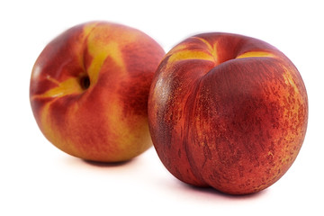 grupo de dos nectarinas rojas en fondo blanco