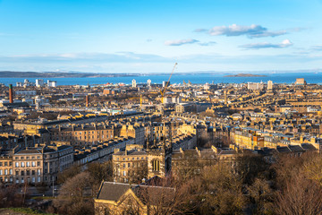 Obraz premium Winter Sunset over Edinburgh and the shoreline from Calton Hill