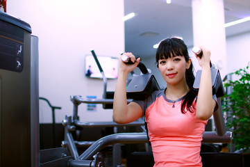 トレーニングジムで腹筋を鍛える女性