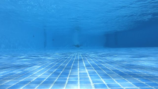 hombre buceando en la piscina de un hotel  concepto de vacaciones y relax