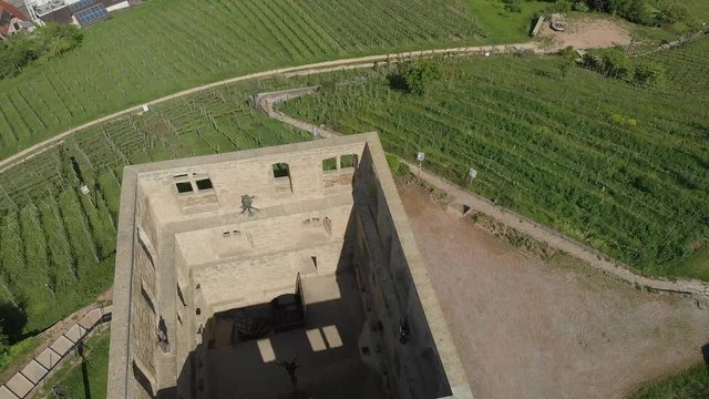 Weinberge im Fr&uuml;hling, Strassen druchqueren die Felder und H&uuml;gel in bunten Farben. Mit einer Drohne von oben gefilmt. Zentral die Y-Burg, eine bekannte ruine nahe stuttgart