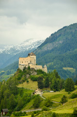 Fototapeta na wymiar Tarasp castle in the swiss alps