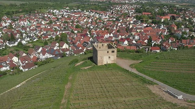 Weinberge im Fr&uuml;hling, Strassen druchqueren die Felder und H&uuml;gel in bunten Farben. Mit einer Drohne von oben gefilmt. Zentral die Y-Burg, eine bekannte ruine nahe stuttgart