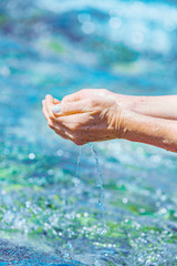 Frisches Trinkwasser aus dem Quwellbach