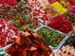 tante vaschette di caramelle colorate in vendita al mercato