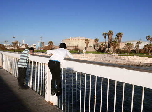 bambini di schiena che guardnao il fiume a tel aviv