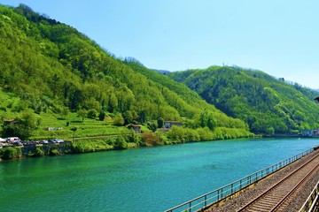 Fototapeta premium paesaggio naturale della Valle del Serchio vicino a Borgo a Mozzano in provincia di Lucca in Toscana, Italia