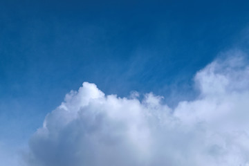 Obraz premium Blue summer sky with white cumulus clouds. Blue summer sky white cumulus clouds background.