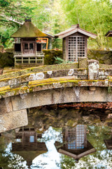Obraz premium Takayama, Japan Higashiyama Hokkeji temple in historical city in Gifu Prefecture with small stone bridge in garden and reflection