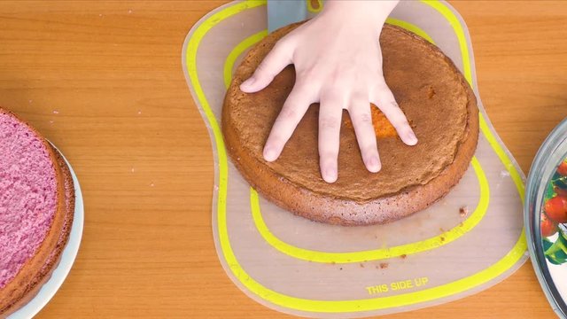 cuts the color cake biscuit into two halves. Inside the sponge cake is yellow.