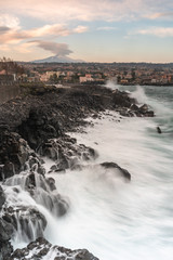 mareggiata e nubi lenticolari