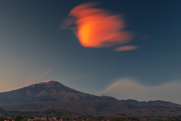 nubi lenticolari sul vulcano