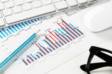 Obraz premium Preparing average sales report