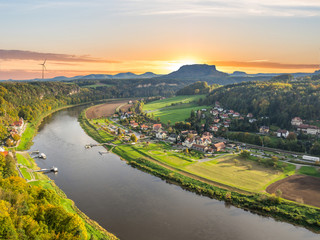 Sonne geht im Elbsandsteingebirge unter