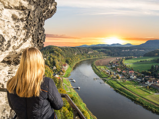 Blick auf Rathen bei Sonnenuntergang in der Sächsische Schweiz