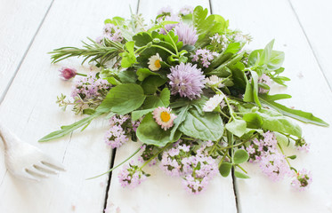 Wildkräutersalat Wildkräuter Salat essbare Blüten essbar Blüte Wild 