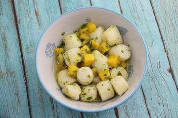 Pétoncle mangue dans un bol