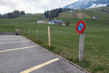 Parkieren verboten Schild auf einem leeren Parkplatz