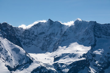 Fototapeta na wymiar Bergkette, blauer Himmel mit Wolken
