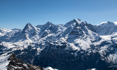 Eiger Mönch und Jungfrau, strahlender Sonnenschein und blauem Himmel