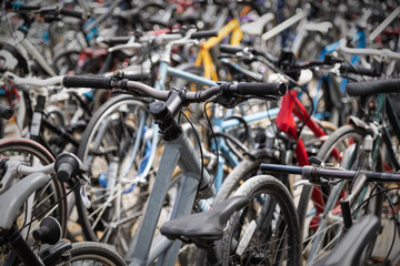 Fototapeta na wymiar Viele Fahrräder auf übefülltem Parkplatz, Nahaufnahme