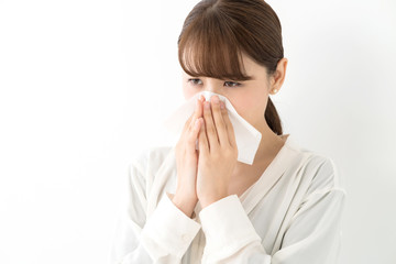 鼻をかむ女性
