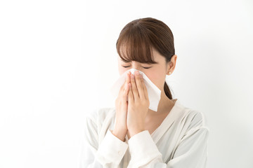 鼻をかむ女性