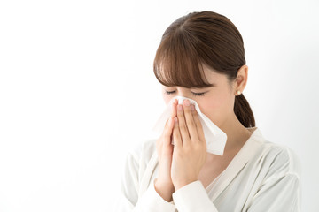 鼻をかむ女性